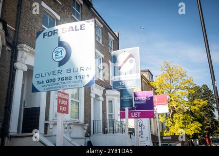 LONDRES- 13 SEPTEMBRE 2024 : de nombreux panneaux d'agent immobilier bondaient à l'extérieur des appartements convertis sur une rue mitoyenne dans le sud-ouest de Londres Banque D'Images