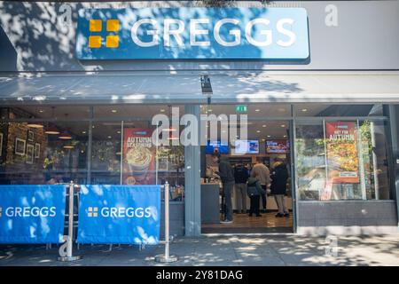 LONDRES- 13 SEPTEMBRE 2024 : boulangerie Greggs dans le sud-ouest de Londres, grande marque britannique et chaîne de boulangeries Banque D'Images