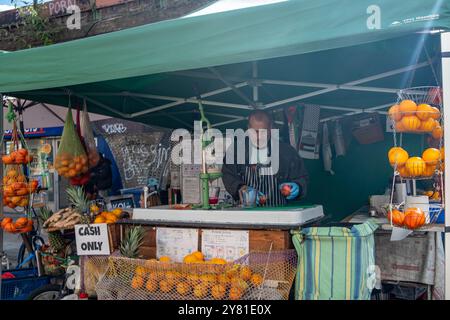 LONDRES- 13 SEPTEMBRE 2024 : vue sur rue des magasins de Brixton Market. Quartier animé et multiculturel de Lambeth, au sud-ouest de Londres Banque D'Images