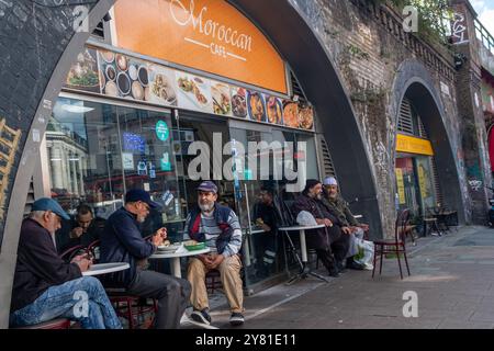 LONDRES- 13 SEPTEMBRE 2024 : vue sur rue des magasins de Brixton Market. Quartier animé et multiculturel de Lambeth, au sud-ouest de Londres Banque D'Images