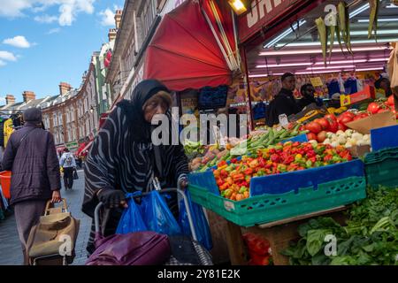 LONDRES- 13 SEPTEMBRE 2024 : vue sur rue des magasins de Brixton Market. Quartier animé et multiculturel de Lambeth, au sud-ouest de Londres Banque D'Images