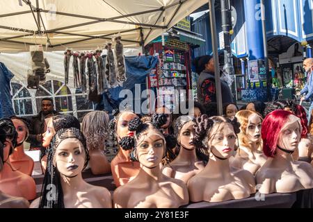 LONDRES- 13 SEPTEMBRE 2024 : vue sur rue des magasins de Brixton Market. Quartier animé et multiculturel de Lambeth, au sud-ouest de Londres Banque D'Images