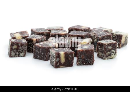 Cubes de chocolat avec noix et biscuits isolés sur blanc Banque D'Images