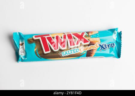 Londres, Royaume-Uni, 24 septembre 2024:- Une vue de la confiserie Twix Salted Caramel Xtra 2 bars, sur fond blanc Banque D'Images