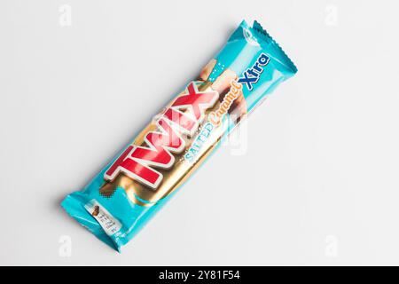 Londres, Royaume-Uni, 24 septembre 2024:- Une vue de la confiserie Twix Salted Caramel Xtra 2 bars, sur fond blanc Banque D'Images