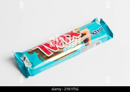 Londres, Royaume-Uni, 24 septembre 2024:- Une vue de la confiserie Twix Salted Caramel Xtra 2 bars, sur fond blanc Banque D'Images