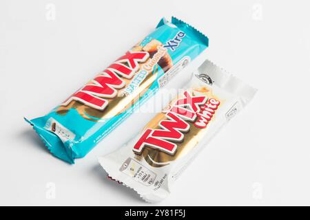 Londres, Royaume-Uni, 24 septembre 2024:- Une vue de la confiserie Twix White et Salted Caramel 2 bars, sur fond blanc Banque D'Images