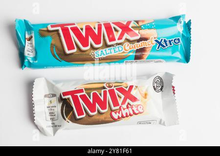 Londres, Royaume-Uni, 24 septembre 2024:- Une vue de la confiserie Twix White et Salted Caramel 2 bars, sur fond blanc Banque D'Images