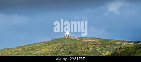 Une image panoramique du petit bâtiment blanc de forme octogonale au sommet de Towan Head sur la côte de Newquay en Cornouailles au Royaume-Uni. Banque D'Images