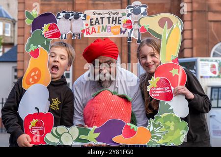 Les élèves Antonio Marin-Kalisz, 10 ans (à gauche) et Zofia Krolikwska, 11 ans (à droite) de l'école primaire St Mary's de Leith avec le célèbre chef local Tony Singh lors du dévoilement du nouveau tuk-tuk éducatif de Edinburgh Community Food. Le tuk-tuk servira d’initiative éducative mobile pour enseigner aux communautés la nutrition en rendant la cuisine saine amusante et accessible, et en la plaçant au cœur de la communauté. Date de la photo : mercredi 2 octobre 2024. Banque D'Images