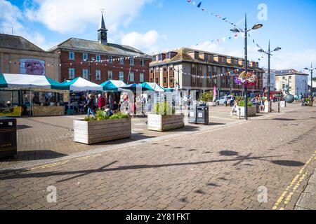 Les gens magasinent dans un marché agricole sur Lemon Quay dans le centre-ville de Truro en Cornouailles au Royaume-Uni. Banque D'Images