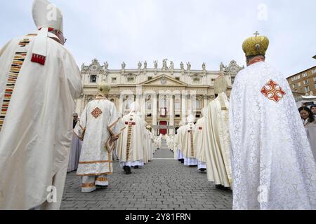 Le pape François ouvre l'Assemblée générale du Synode par une messe sur la place Saint-Pierre, au Vatican, le 2 octobre 2024. Le Pape a célébré une messe pour l’inauguration solennelle de la deuxième session de la 16e Assemblée générale du Synode des évêques. Photo de (EV) Vatican Media /ABACAPRESS. COM Credit : Abaca Press/Alamy Live News Banque D'Images