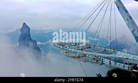 Pékin, Chine. 2 octobre 2024. Une photo de drone aérien prise le 2 octobre 2024 montre des touristes visitant le site de Shenxianju à Taizhou, dans la province du Zhejiang de l'est de la Chine. La période des vacances de la Fête nationale, qui va du 1er au 7e octet cette année, est une saison de voyage et de tourisme de pointe en Chine. Crédit : Wang Huabin/Xinhua/Alamy Live News Banque D'Images