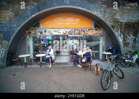 LONDRES - 17 SEPTEMBRE 2024 : unités de vente au détail d'arcs de chemin de fer à Brixton Station Road. Partie de Brixton Village, une destination multiculturelle dynamique. Banque D'Images