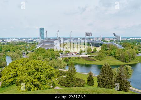 Munich, Allemagne - 18 avril 2024 : Olympiapark est un parc olympique construit pour les Jeux olympiques d'été de 1972 Banque D'Images