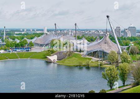 Munich, Allemagne - 18 avril 2024 : Olympiapark est un parc olympique construit pour les Jeux olympiques d'été de 1972 Banque D'Images