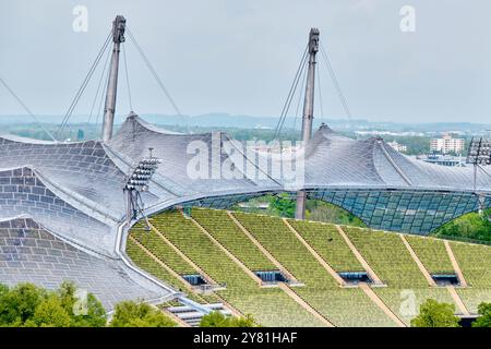 Munich, Allemagne - 18 avril 2024 : Olympiapark est un parc olympique construit pour les Jeux olympiques d'été de 1972 Banque D'Images