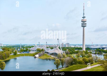 Munich, Allemagne - 18 avril 2024 : Olympiapark est un parc olympique construit pour les Jeux olympiques d'été de 1972 Banque D'Images