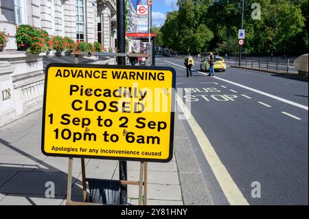 Londres, Royaume-Uni. Panneau d'avertissement avancé d'une fermeture de route à Piccadilly Banque D'Images