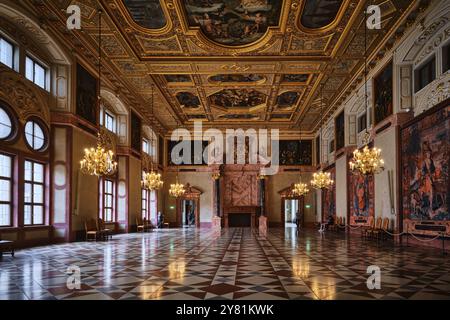 Munich, Allemagne - 18 avril 2024 : magnifique hall à l'intérieur du Munich Residenz (Münchner Residenz), un palais royal situé dans le centre-ville Banque D'Images