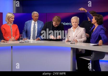 Nicole Diekmann, Wolfgang Bosbach, Bela Rethy, Renate Künast und Sandra Maischberger in der ARD-Talkshow maischberger im Studio Berlin Adlershof. Berlin, 01.10.2024 *** Nicole Diekmann, Wolfgang Bosbach, Bela Rethy, Renate Künast et Sandra Maischberger dans le talk-show ARD maischberger au Studio Berlin Adlershof Berlin, 01 10 2024 Foto:XT.xBartillax/xFuturexImagex maischberger0110 4001 Banque D'Images