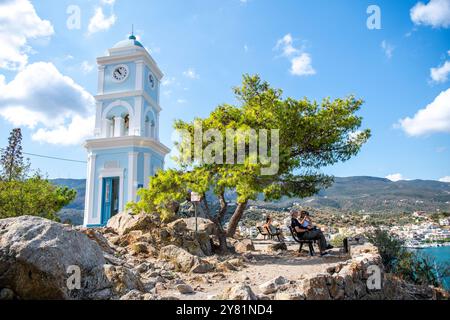 Le célèbre monument de la Tour de l'horloge se dresse sur le rocher Kasteli surplombant la baie sur l'île grecque de Poros Banque D'Images