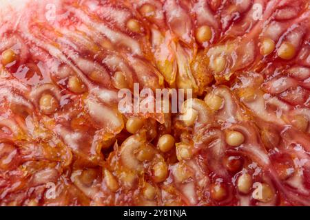 Fond frais de figues découpées et coloré, plat, vue de dessus, texture macro-tropicale aux fruits Banque D'Images