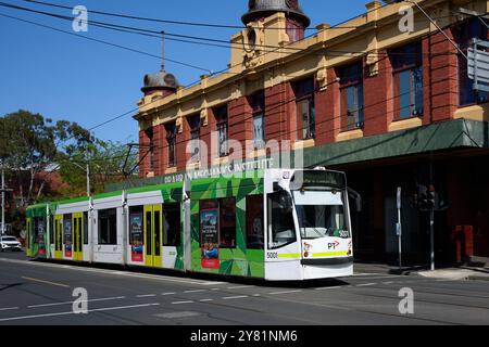 Tramway de classe d voyageant sur la route 6 le long de High Street dans la banlieue de Melbourne, en passant devant le Prahran Mechanics Institute, par une journée ensoleillée Banque D'Images