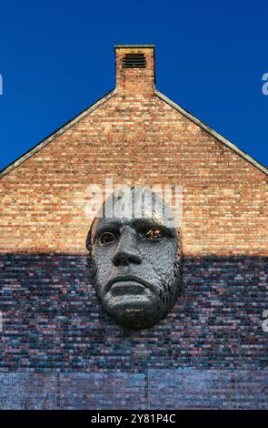 Une sculpture faciale sur le mur extérieur du Lincoln City Drill Hall. Banque D'Images