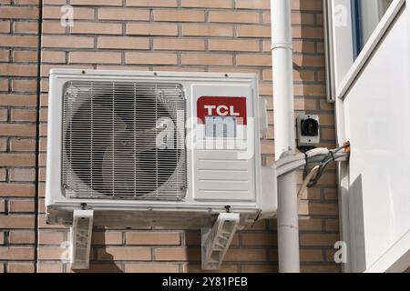 unité de pompe à chaleur à source d'air moderne montée sur le mur extérieur d'une maison, démontrant une technologie économe en énergie pour le chauffage et le refroidissement dans un susta Banque D'Images