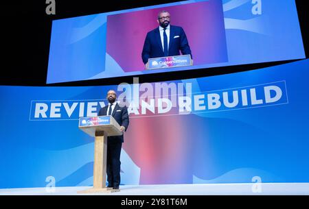 Birmingham Royaume-Uni. 02/10/2024, James intelligemment. Discours des dirigeants finaux Conférence conservatrice Birmingham Royaume-Uni. Les quatre candidats au poste de leader sont montés sur scène pour plaider en faveur du leadership. Birmingham Conference International Convention Centre. Photo britannique : Garyroberts/worldwidefeatures.com Banque D'Images