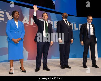 Birmingham Royaume-Uni. 02/10/2024, quatre candidats leaders (R-G) Tom Tugendhat, James Smarverly, Robert Jenrichk et Kemi Badenoch se joignent sur scène. Discours des dirigeants finaux Conférence conservatrice Birmingham Royaume-Uni. Les quatre candidats au poste de leader sont montés sur scène pour plaider en faveur du leadership. Birmingham Conference International Convention Centre. Photo britannique : Garyroberts/worldwidefeatures.com Banque D'Images