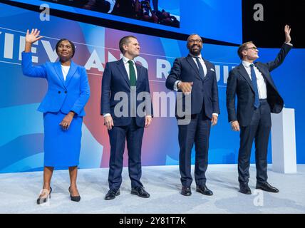 Birmingham Royaume-Uni. 02/10/2024, quatre candidats leaders (R-G) Tom Tugendhat, James Smarverly, Robert Jenrichk et Kemi Badenoch se joignent sur scène. Discours des dirigeants finaux Conférence conservatrice Birmingham Royaume-Uni. Les quatre candidats au poste de leader sont montés sur scène pour plaider en faveur du leadership. Birmingham Conference International Convention Centre. Photo britannique : Garyroberts/worldwidefeatures.com Banque D'Images