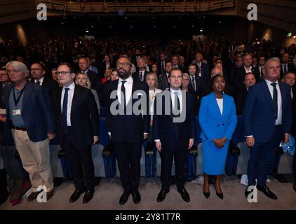 Birmingham Royaume-Uni. 02/10/2024, quatre candidats leaders (G-d) Andrew Mitchell député avec les candidats leaders Tom Tugendhat, James Smarverly, Robert Jenrichk et Kemi Badenoch pour chanter l'hymne national. Discours des dirigeants finaux Conférence conservatrice Birmingham Royaume-Uni. Les quatre candidats au poste de leader sont montés sur scène pour plaider en faveur du leadership. Birmingham Conference International Convention Centre. Photo britannique : Garyroberts/worldwidefeatures.com Banque D'Images