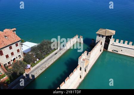 Bassin portuaire du château avec des remparts plats de Guelph, château de Scaliger, Castello Scaligero, à Sirmione, château à douves sur la rive sud du lac Banque D'Images