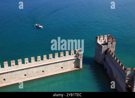 Bassin portuaire du château avec des remparts plats de Guelph, château de Scaliger, Castello Scaligero, à Sirmione, château à douves sur la rive sud du lac Banque D'Images