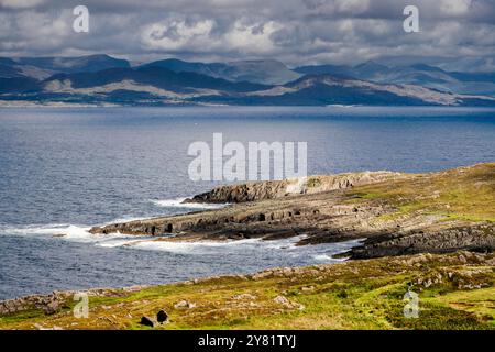 Vue du Lough Derg, Péninsule de Beara, comté de Cork, en Irlande, à travers la baie de Kenmare aux montagnes de l'Iveragh Banque D'Images