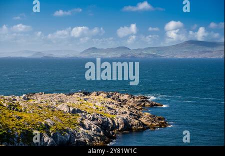 Vue de Reentrisk, péninsule de Beara, comté de Cork, Irlande, à travers l'embouchure de Kenmare Bay jusqu'aux montagnes de la péninsule d'Iveragh Banque D'Images