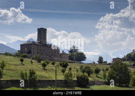 AOSTE, ITALIE, 30 JUILLET 2024 : vue d'été du château du XVIIIe siècle, Castello Reale di Sarre, dans la vallée d'Aoste, Italie. Le château est ouvert au public Banque D'Images