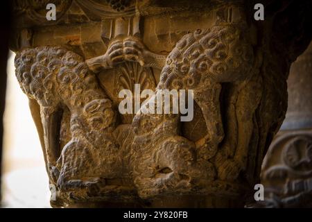 Loups en habillement de mouton dévorant un bélier, capitale romane dans le cloître, monastère de San Pedro el Viejo, Huesca, communauté d'Aragon, Espagne Banque D'Images