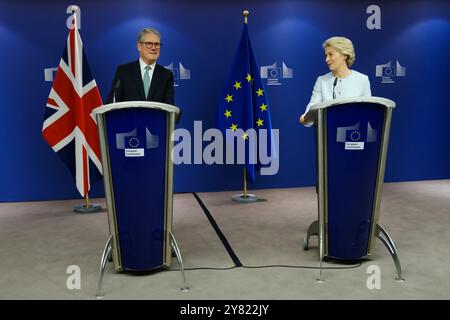 Bruxelles, Belgique. 02 octobre 2024. Ursula von der Leyen, présidente de la Commission européenne, et Keir Starmer, premier ministre britannique, s'adressent aux médias, à Bruxelles, en Belgique, le 2 octobre 2024. Crédit : ALEXANDROS MICHAILIDIS/Alamy Live News Banque D'Images