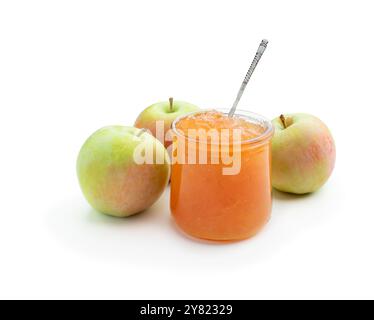 Confiture de pommes maison dans un pot en verre isolé sur fond blanc Banque D'Images