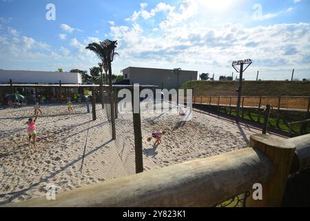 Athlètes jouant dans la compétition de tennis de plage Banque D'Images