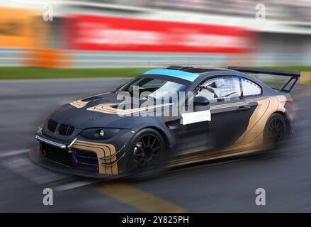 MOSCOU, RUSSIE - JUILLET 07 : course automobile à grande vitesse sur piste de vitesse avec flou de mouvement dans Moscow Raceway, Moscou le 07 juillet 2018, Russie Banque D'Images