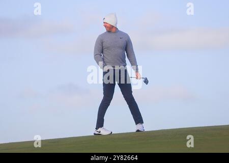 2 octobre 2024 ; Old course à St Andrews, St Andrews, Fife, Écosse ; Alfred Dunhill Links Golf Championship, troisième jour d'entraînement ; Rory McIlroy d'Irlande du Nord sur le onzième green de l'Old course, St Andrews, lors d'une manche d'entraînement avant le Dunhill Links Championship Banque D'Images