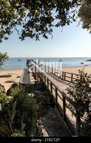 Jetée en bois sur la plage des Dames à Noirmoutier en l'île (Vendée - France) Banque D'Images