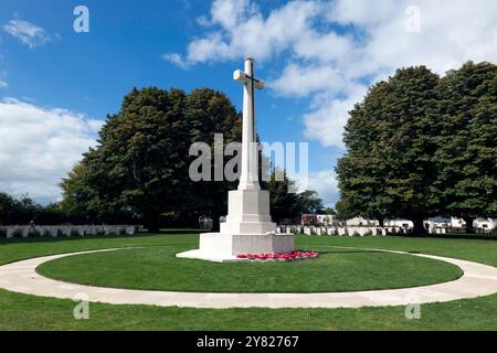 La Croix du sacrifice, au cimetière de guerre de Bayeux sur le boulevard Fabian Ware, Bayeux, Normandie, France Banque D'Images