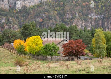 Refuge de montagne de Gabardito, vallée de Hecho, vallées occidentales, chaîne de montagnes pyrénéennes, Huesca, Aragon, Espagne Banque D'Images