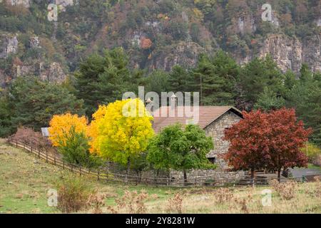 Refuge de montagne de Gabardito, vallée de Hecho, vallées occidentales, chaîne de montagnes pyrénéennes, Huesca, Aragon, Espagne Banque D'Images