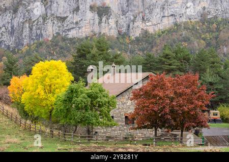 Refuge de montagne de Gabardito, vallée de Hecho, vallées occidentales, chaîne de montagnes pyrénéennes, Huesca, Aragon, Espagne Banque D'Images